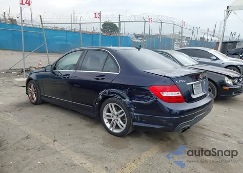 2014 Mercedes-Benz C-Class C 250 Sport z USA, uszkodzony, nr VIN WDDGF4HB8EG214183